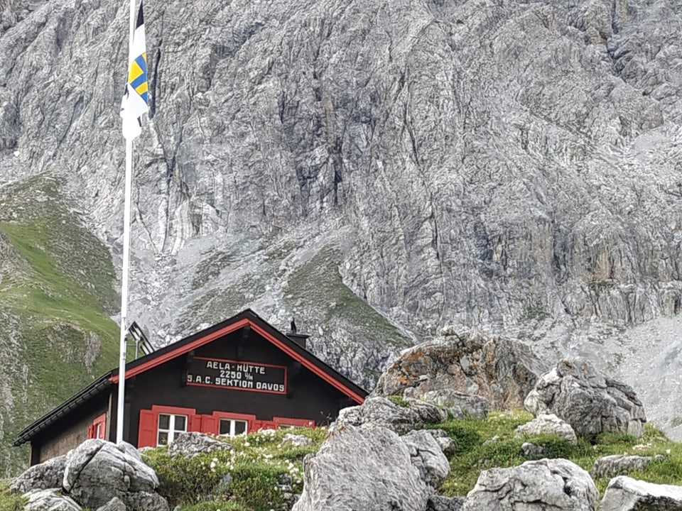 Die Ela- Hütte der SAC Sektion Davos ist eine Selbstversorgungshütte.