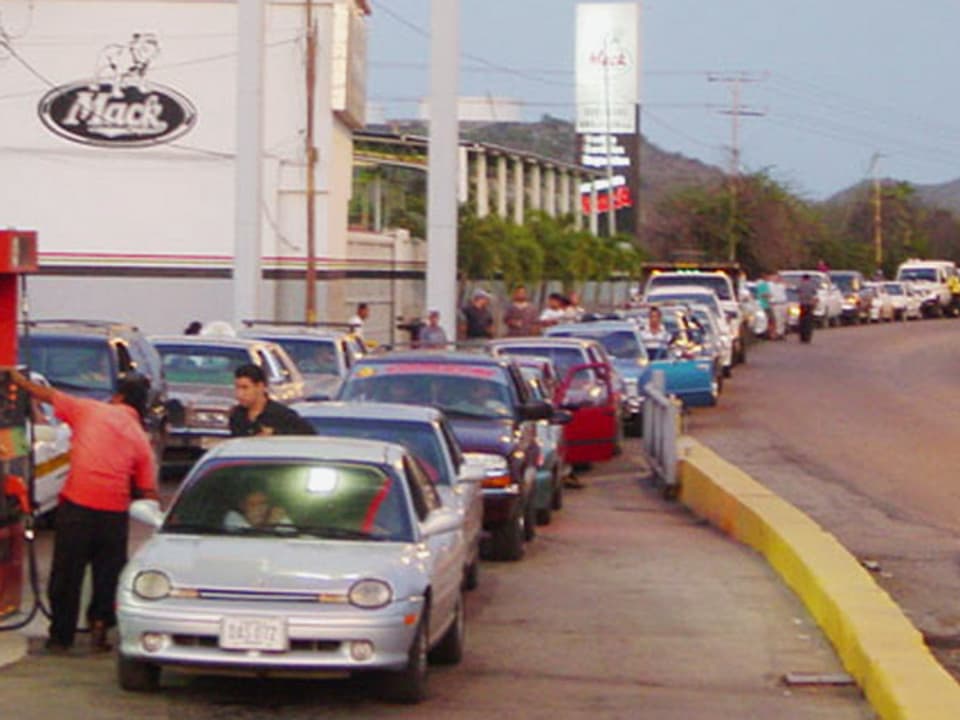 Autoschlange vor einer Tankstelle in Venezuela