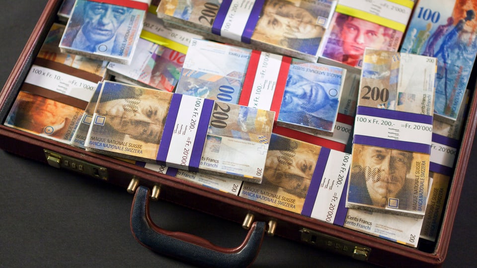 Koffer voller Bündel Schweizer Franken.