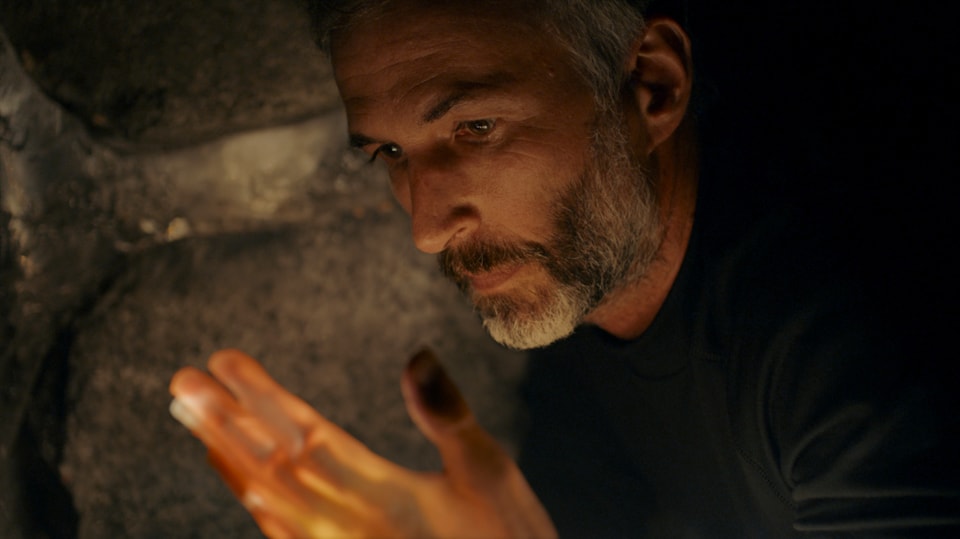 Pierre (Thomas Salvador) betrachtet im Dunkeln staunend seine leuchtenden Hände.