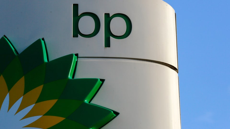 BP-Logo an einer Tankstelle, im Hintergrund Himmel