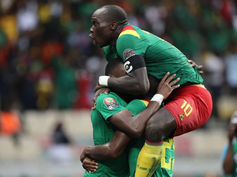 Doppeltorschütze Toko Ekambi (unten links) Captain Vincent Aboubakar springt auf Toko Ekambi