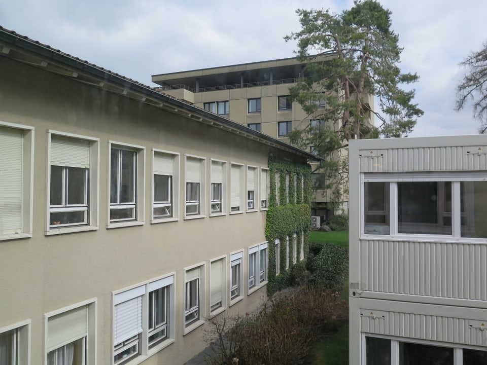 Blick aus dem Fenster der Asylunterkunft auf das Spitalgebäude