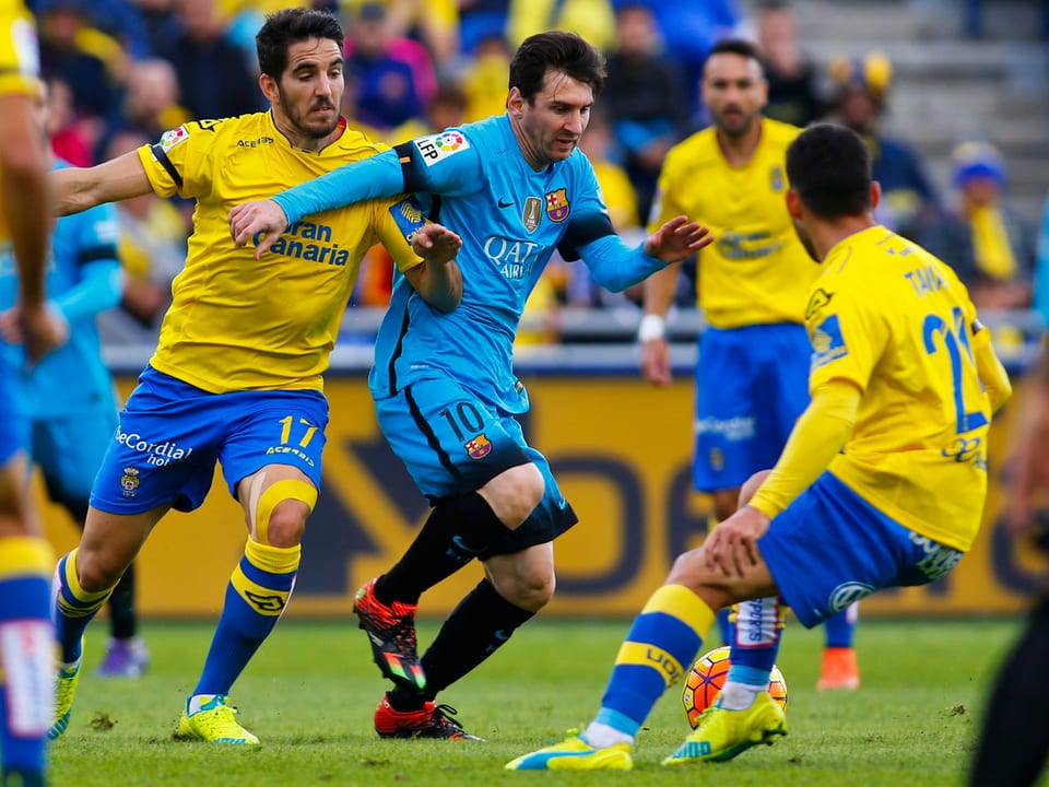 Lionel Messi wird von mehreren Gegenspielern bedrängt.