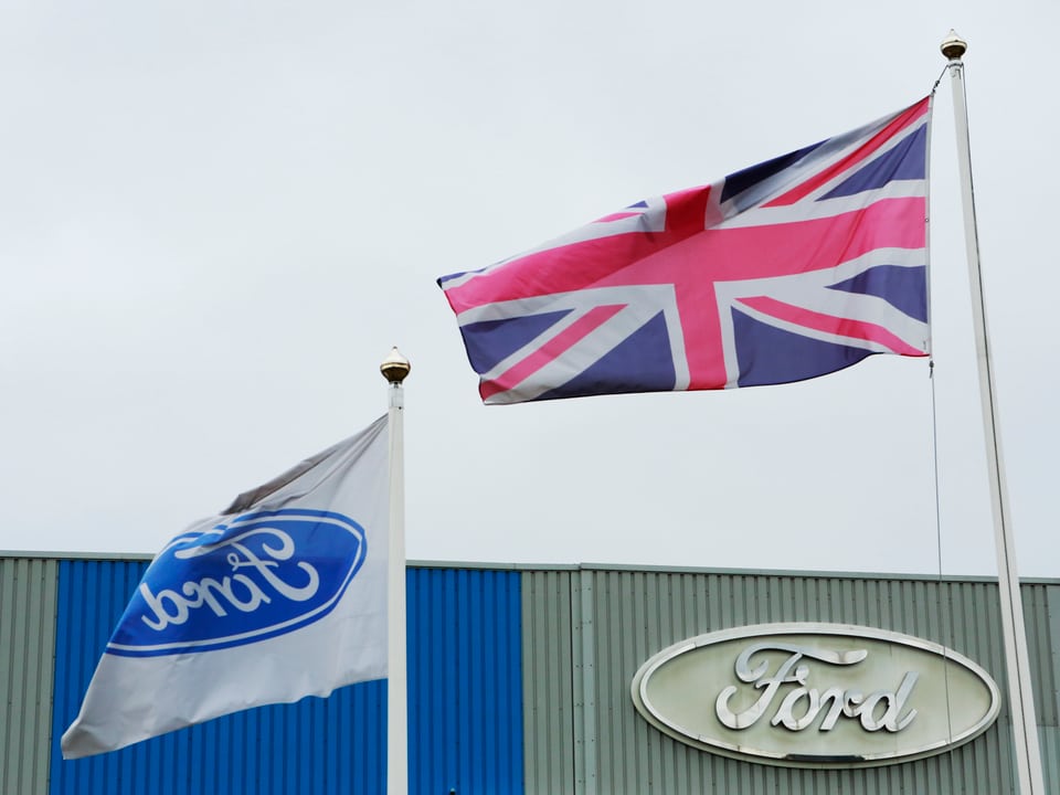 Zwei Fahnen jeweils mit Ford-Logo (l) und Union Jack darauf abgebildet