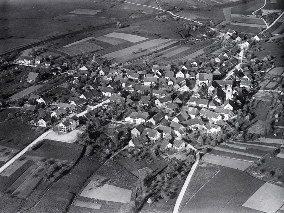 Ein Dorf aus der Luft fotografiert.