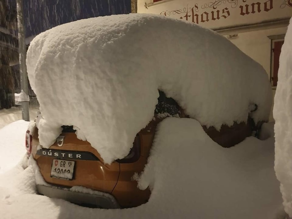 Küblis/GR 800 m ü. M. Tief verschneites Auto