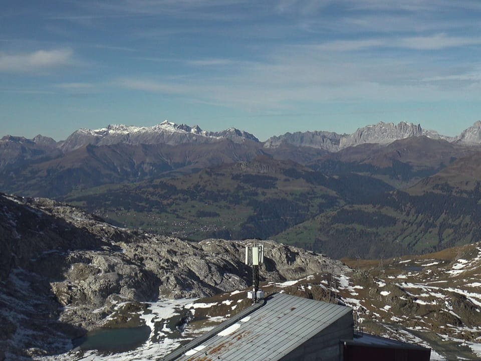 Gute Fernsicht von Berg auf die Alpen.