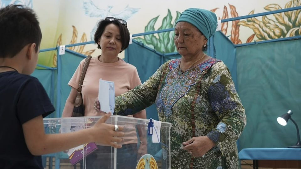 Eine Frau gibt ihre Stimme in einem Wahllokal in der Hauptstadt Nur-Sultan ab (5.5.2022). 