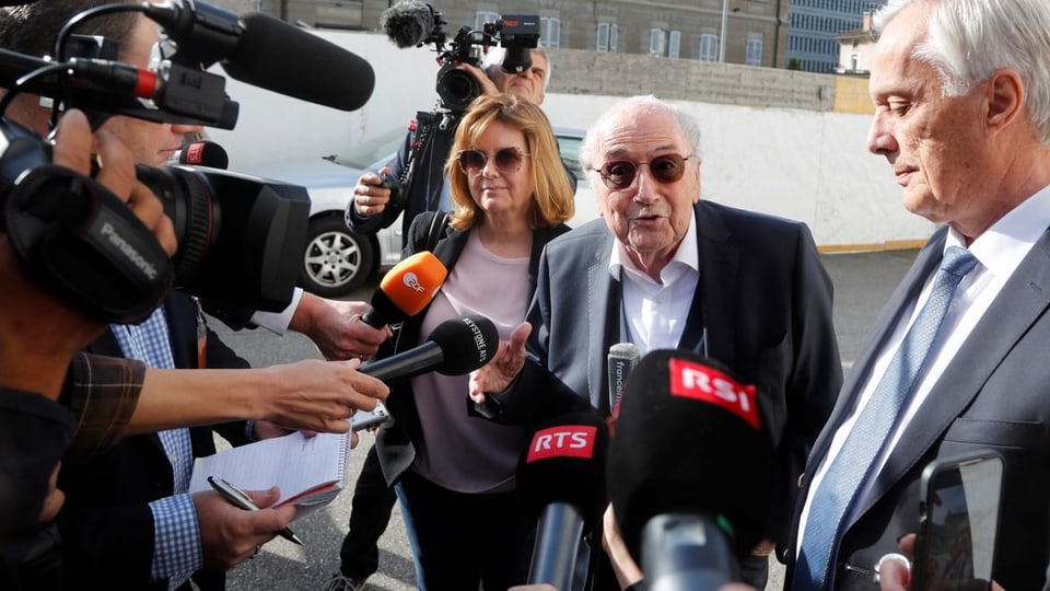 Joseph Blatter (Mitte) mit Anwalt Lorenz Erni und Tochter Corinne Blatter vor dem Bundesstrafgericht in Bellinzona.
