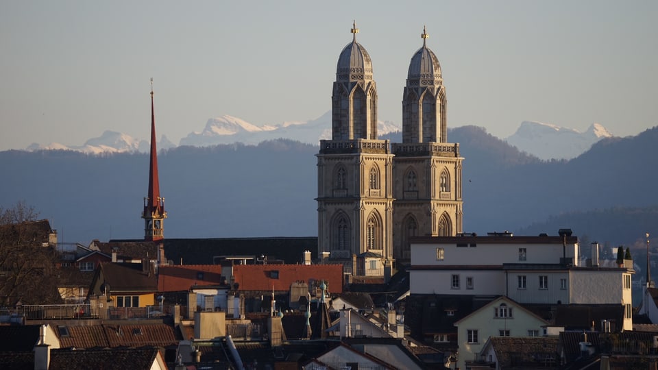 Blick über die Dächer von Zürich auf das Grossmünster.