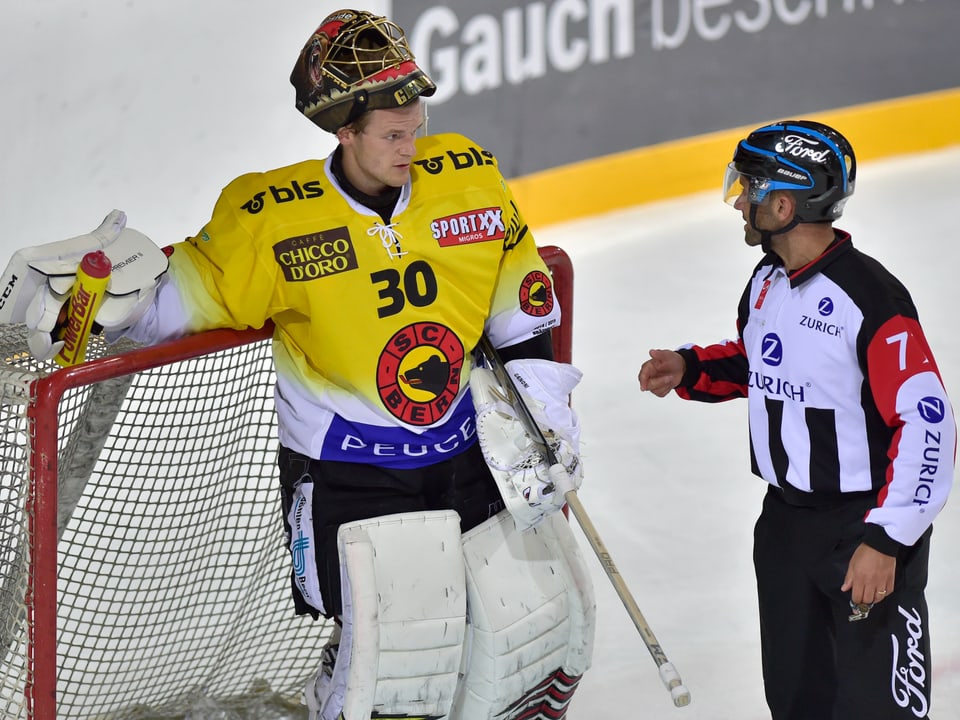 SCB-Keeper Genoni im Gespräch mit einem Schiedsrichter