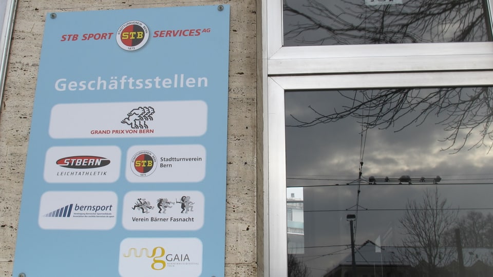 Foto der Informationstafel vor dem Gebäude.