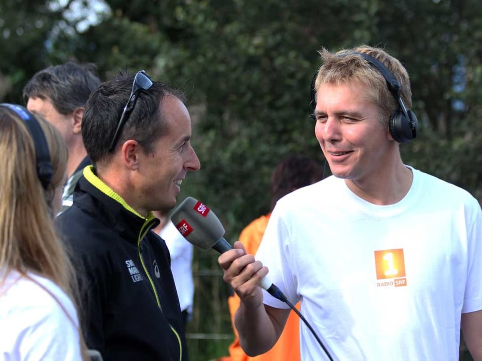 Reto Scherrer hält Viktor Röthlin das Mikrofon hin.