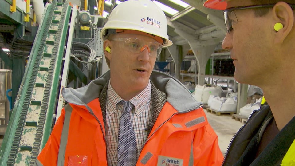 SRF-Korrespondent Michael Gerber lässt sich von British-Lithium-CEO Andrew Smith die Versuchsanlage erklären. 