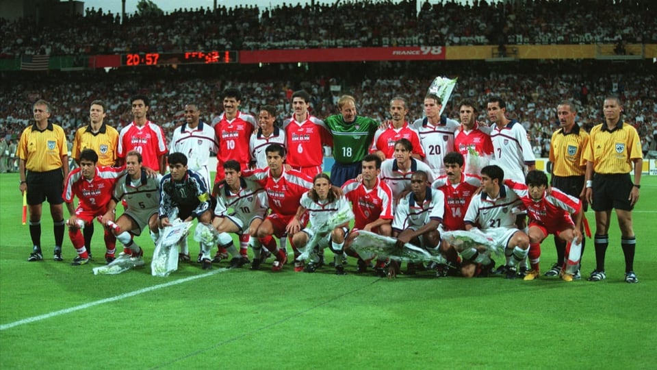 Die Spieler der USA sowie des Iran posieren 1998 gemeinsam mit den Unparteiischen vor dem Match für ein Foto.
