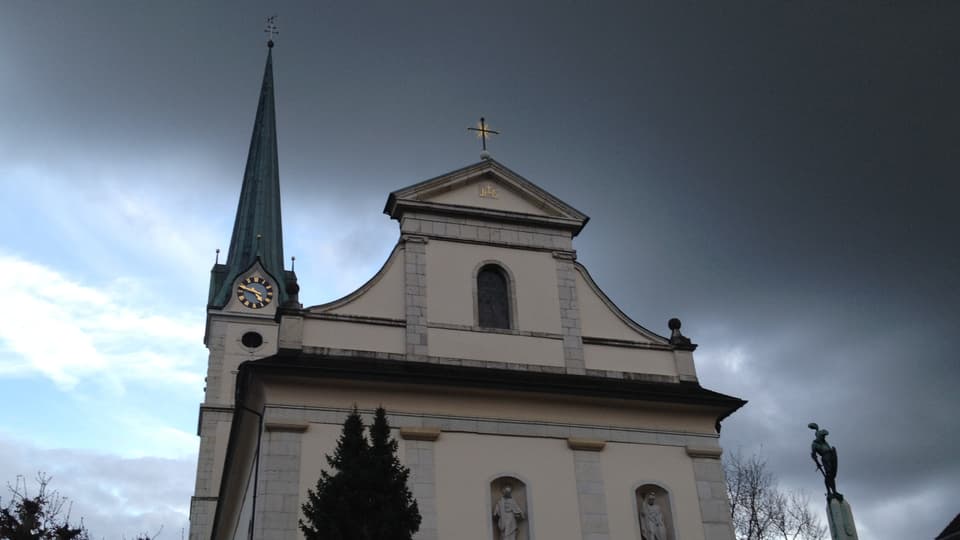 Kirche aus Stein bei Dämmerung.