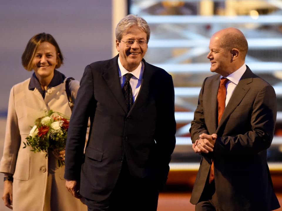 . Paolo Gentiloni (m), Ministerpräsident Italien, Ehefrau Emanuela Di Mauro, Olaf Scholz, erster Bürgermeister Hamburg