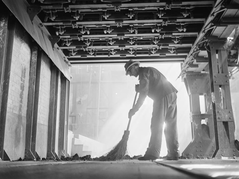 Schwarzweissfoto eines Arbeiters im Ofenhaus des Gaswerks Bern