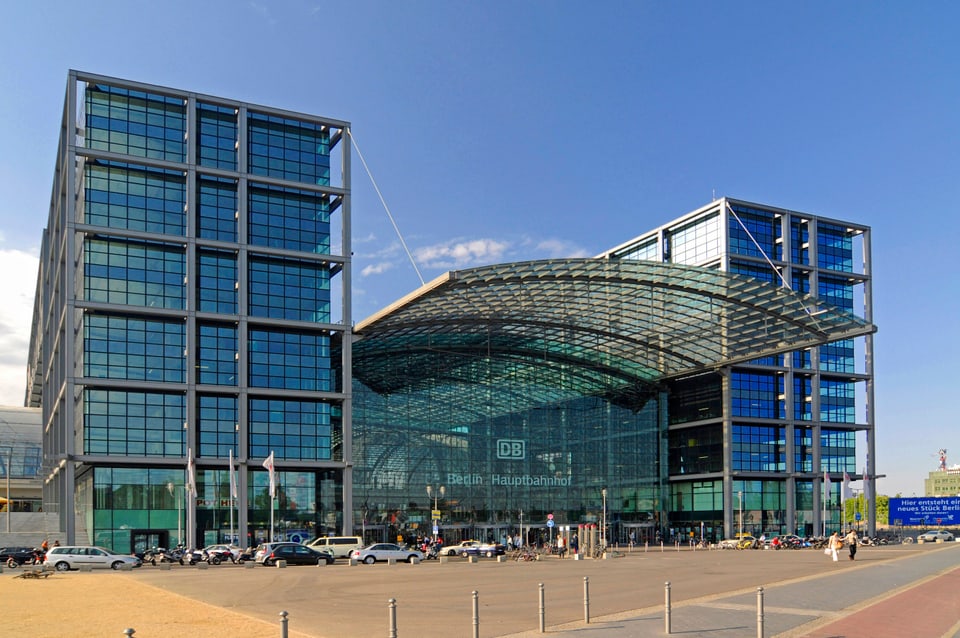 Hauptbahnhofgebäude aus viel Glas