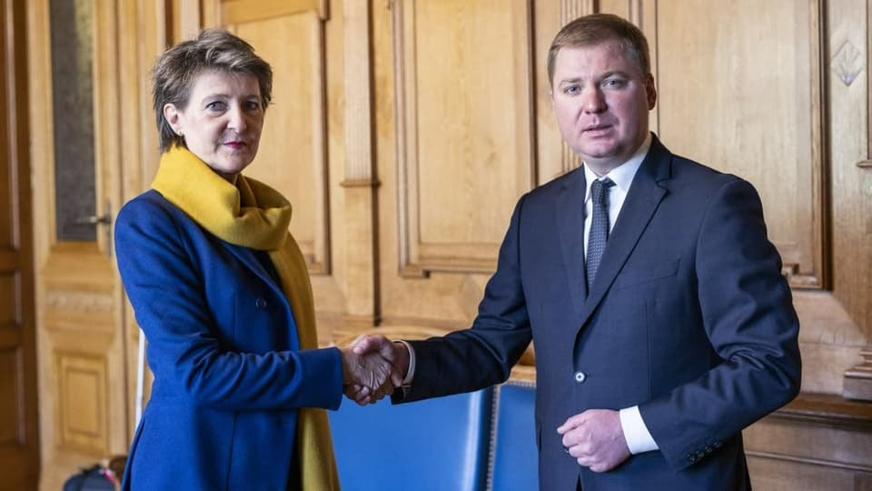 Bundesraetin Simonetta Sommaruga mit dem Botschafter der Ukraine in der Schweiz, Artem Rybchenko.