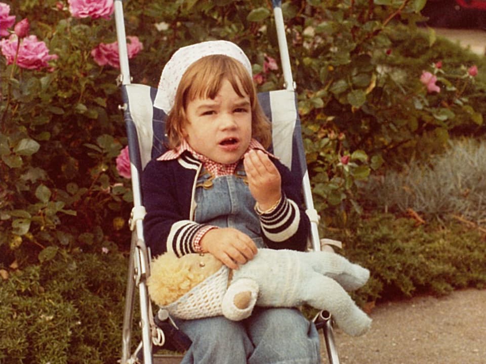Joelle Beeler als kleines Mädchen im Kinderwagen