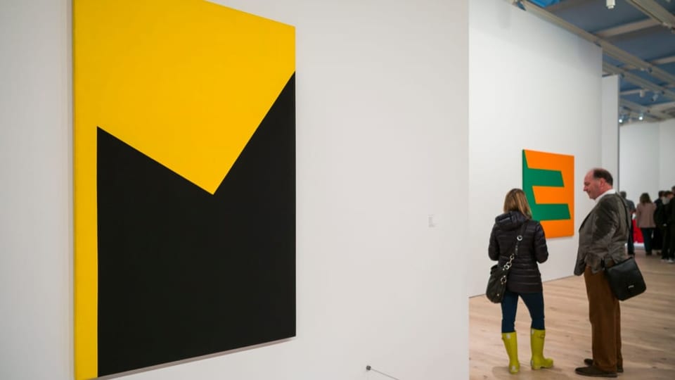 Farbige Gemälde in einer Ausstellung