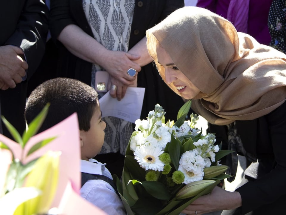 In Erinnerung an die Opfer des Terroranschlags enthüllte Ardern eine Gedenktafel in der Al Noor Moschee in Christchurch.