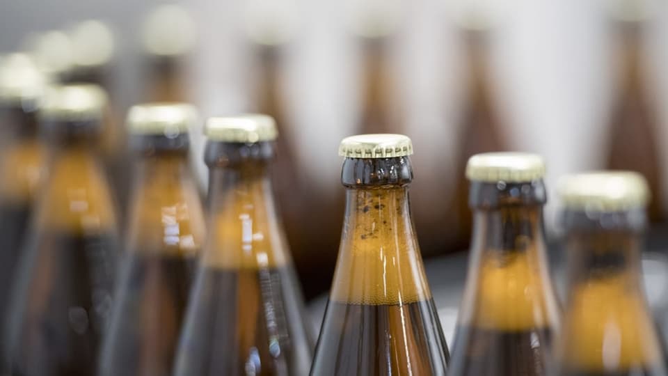 Eine reihe von gefüllten Bierflaschen