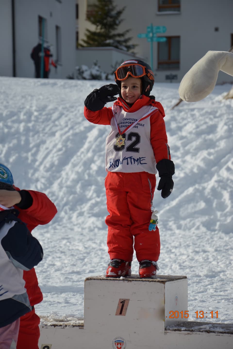 Der absolute Beginner, und trotzdem Goldmedaillengewinner Keanu Lee Arvai bei der Siegerehrung in der Snowli-Skischule in Lenzerheide.
