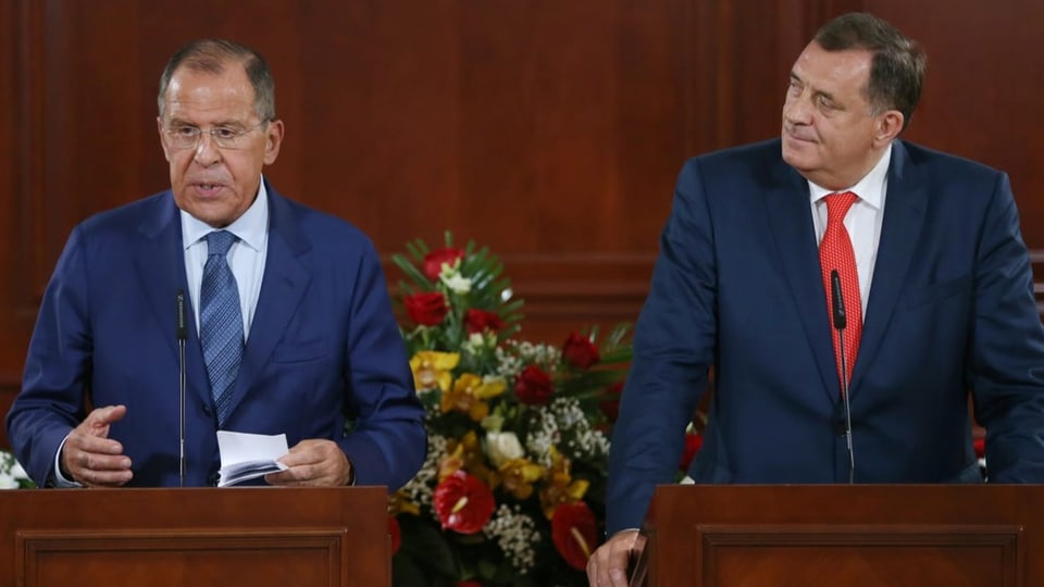 Sergej Lawrow und Milorad Dodik halten eine Rede.