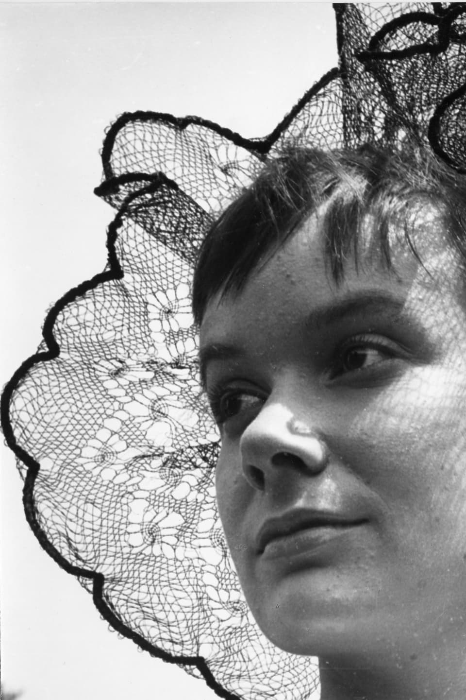 Untersichtiges Portrait von Änneli mit einem Netzhut.