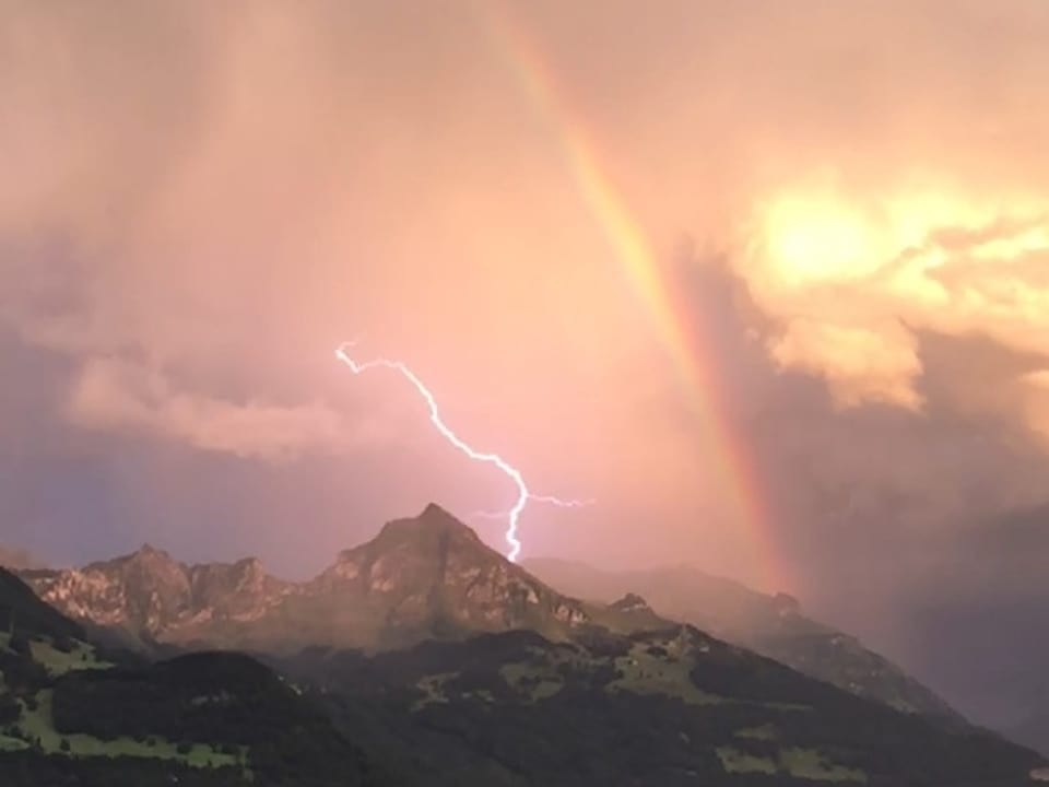 Blitz und Regenbogen