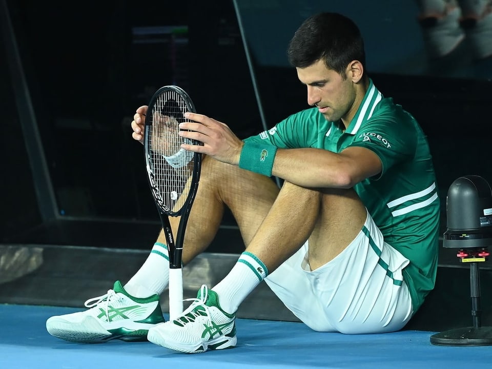 Novak Djokovic sitzt am Boden