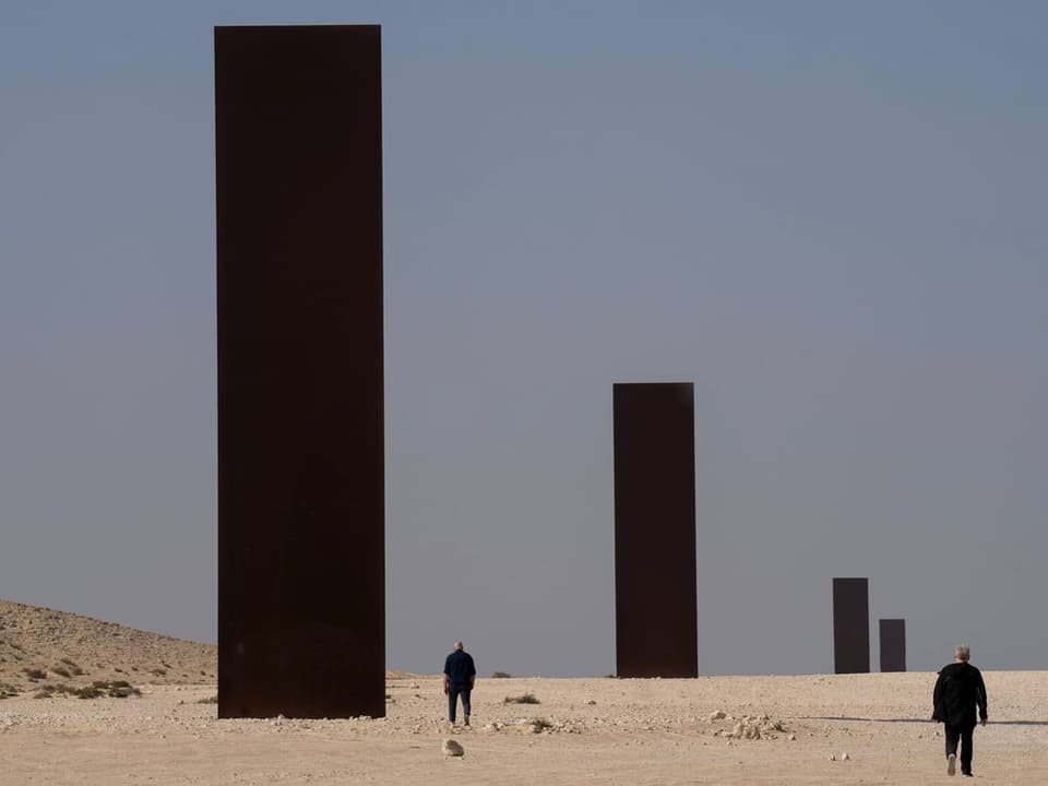 Serras Kunstwerk aus massiven Stahltürmen East-West East-West befindet sich in der Wüste in Quatar