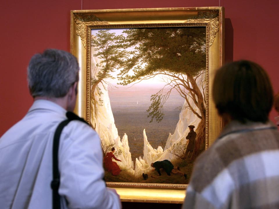 Ausstellungsbesucher betrachten das Gemälde «Kreidefelsen auf Rügen» von Caspar David Friedrich