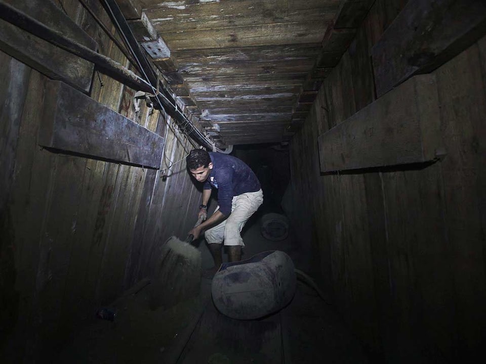 Palästinenser repariert Tunnel 