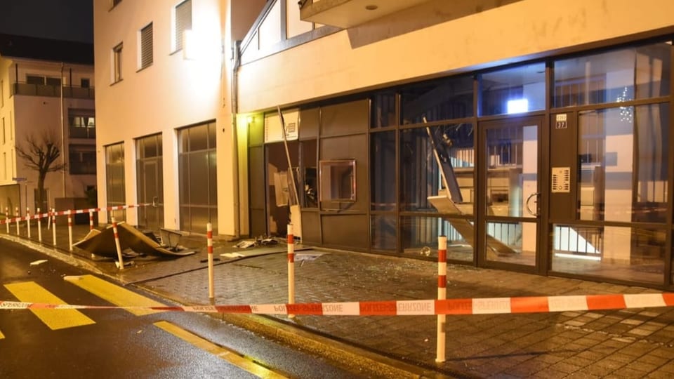 Ein Loch klafft an der Hauswand. Rund um die Unfallstelle ist die Strasse mit Absperrband umzäunt.
