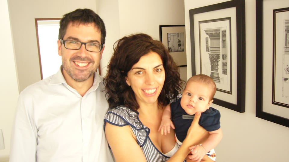 Das Architekten-Ehepaar Sandra Formigo und Carlos Ríos mit Sohn.