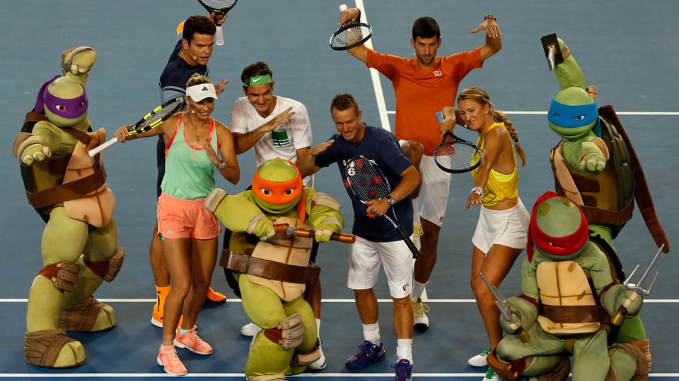 Tennis-Stars posieren mit den Ninja Turtles.