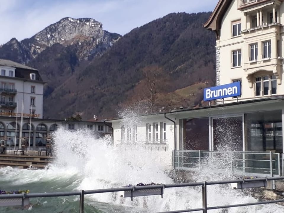 Der Föhn peitscht das Wasser an das Ufer. 