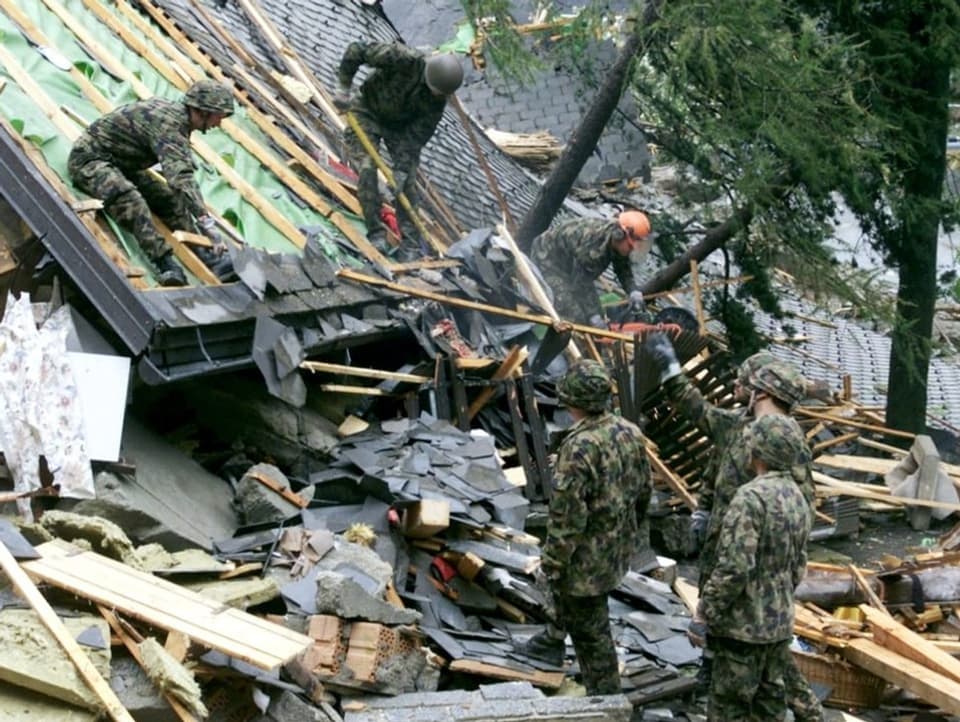 Soldaten beim Wiederaufbau