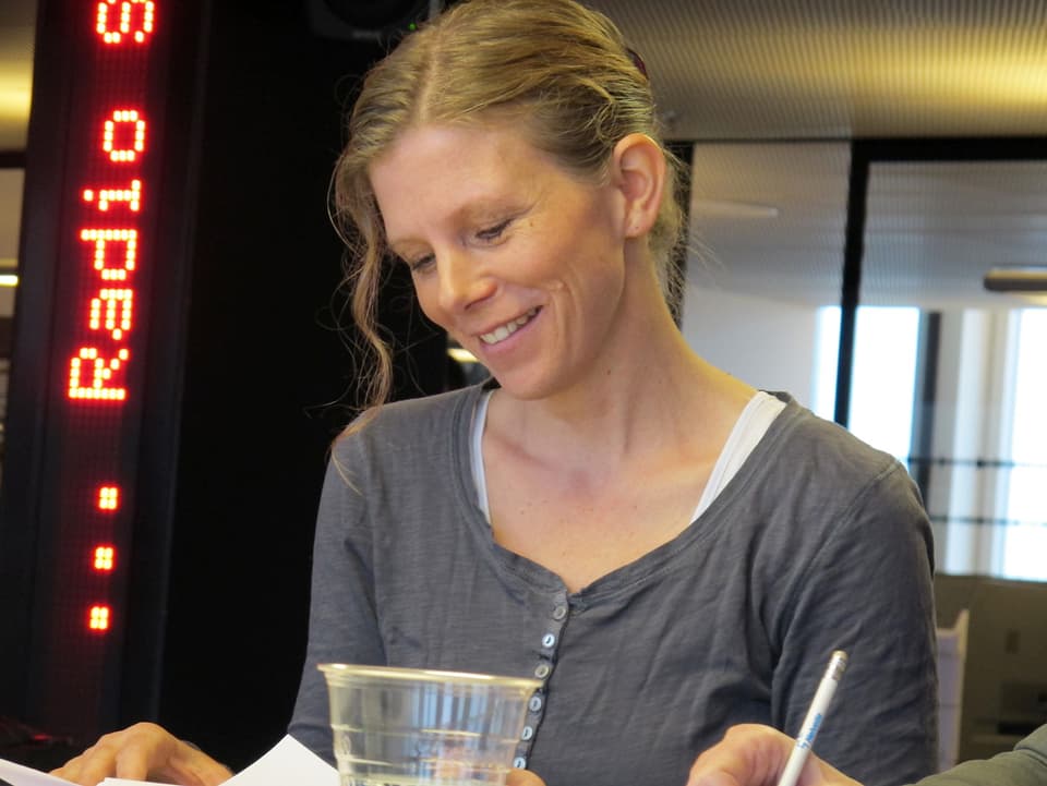 Kerstin Birkeland Ackermann schaut auf ein Papier auf dem Tisch.