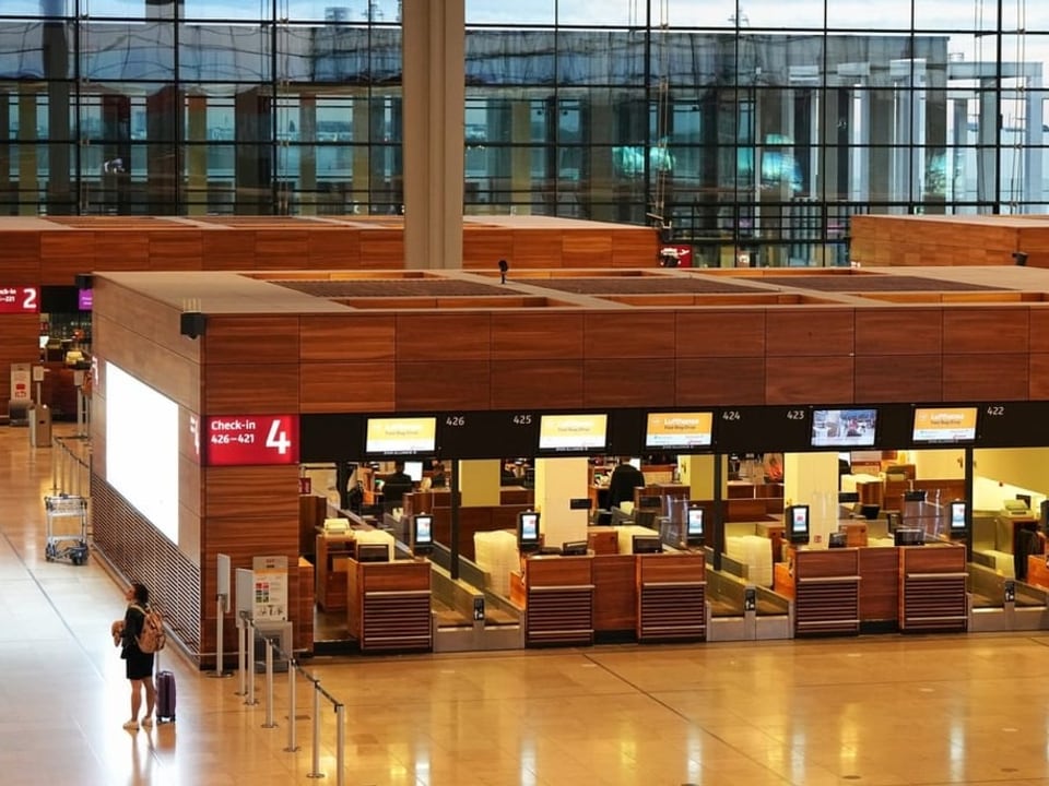 Leere an den Check-in-Schaltern der Lufthansa im Terminal 1 auf dem Flughafen Berlin Brandenburg.