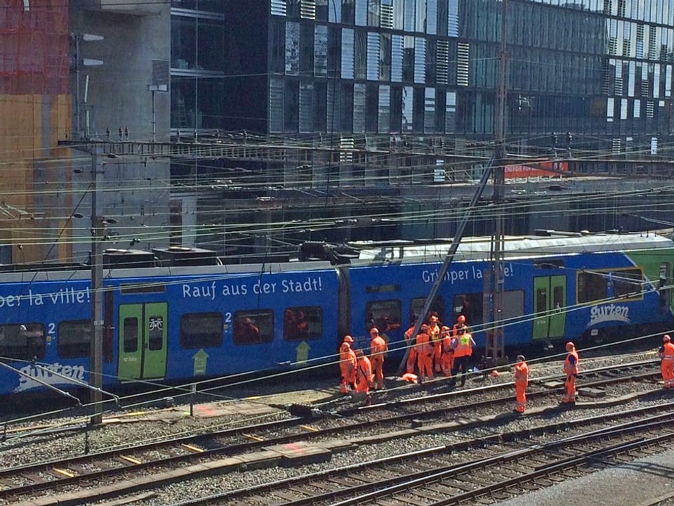 Der Zug der BLS im Bahnhof Bern.