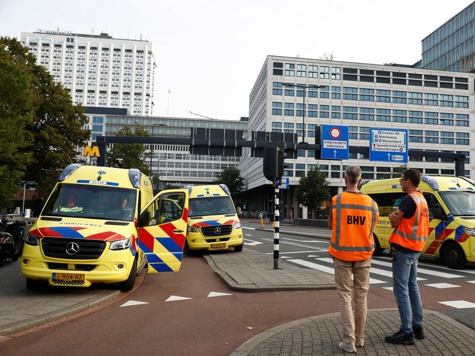 Krankenwagen und Rettungskräfte stehen auf einer Strasse in Rotterdam herum.