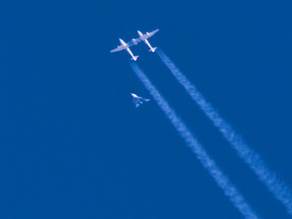 Zwei Flugzeuge am Himmel.