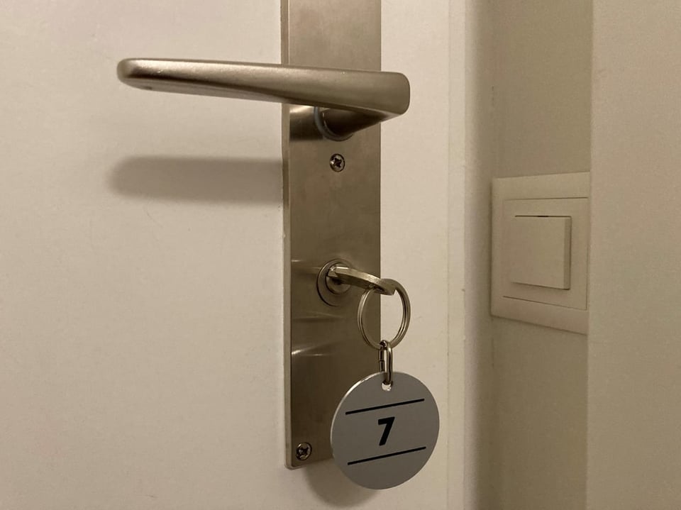 Schlüssel steckt in Türschloss