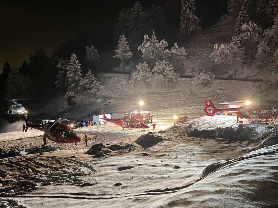 Helikopter bei Nacht im Schnee.