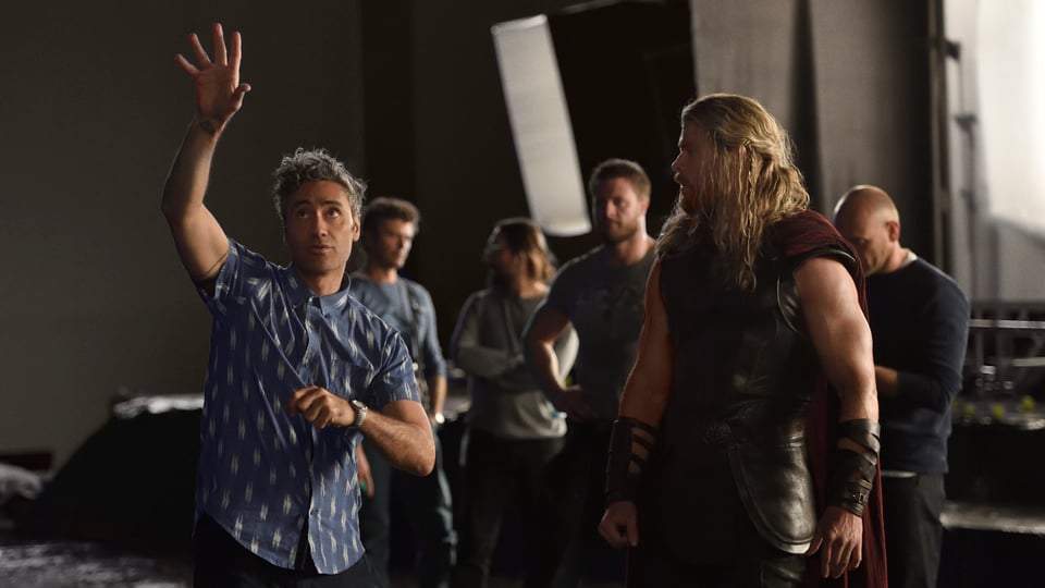 Regisseur Taika Waititi auf dem Set mit Thor-Darsteller Chris Hemsworth.